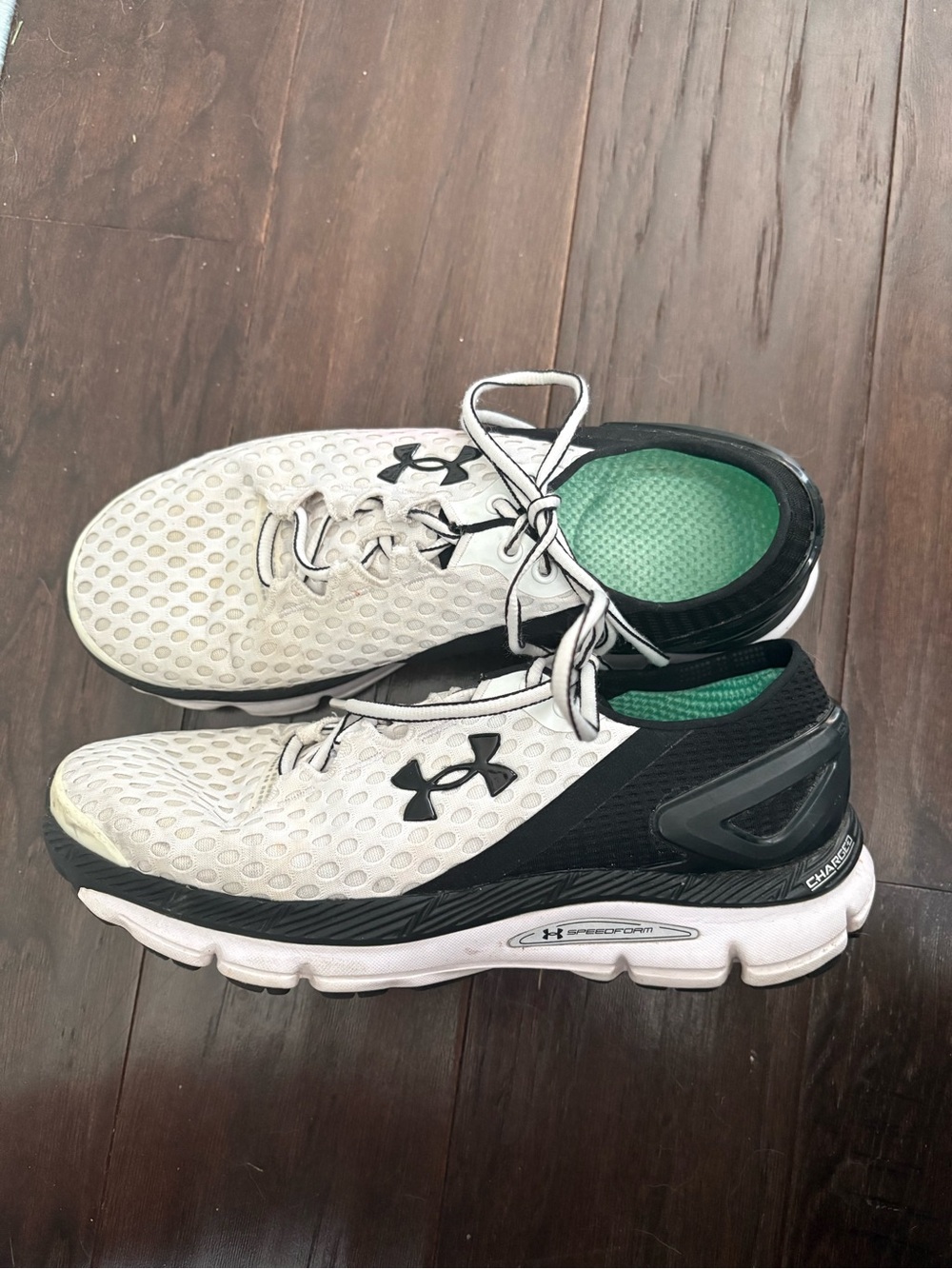 UNDER ARMOUR CHARGED SPEEDFORM charged. Black and gray woman’s size 9.5